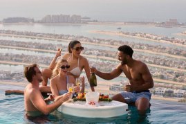 Teambuilding at the world's highest 360° infinity pool