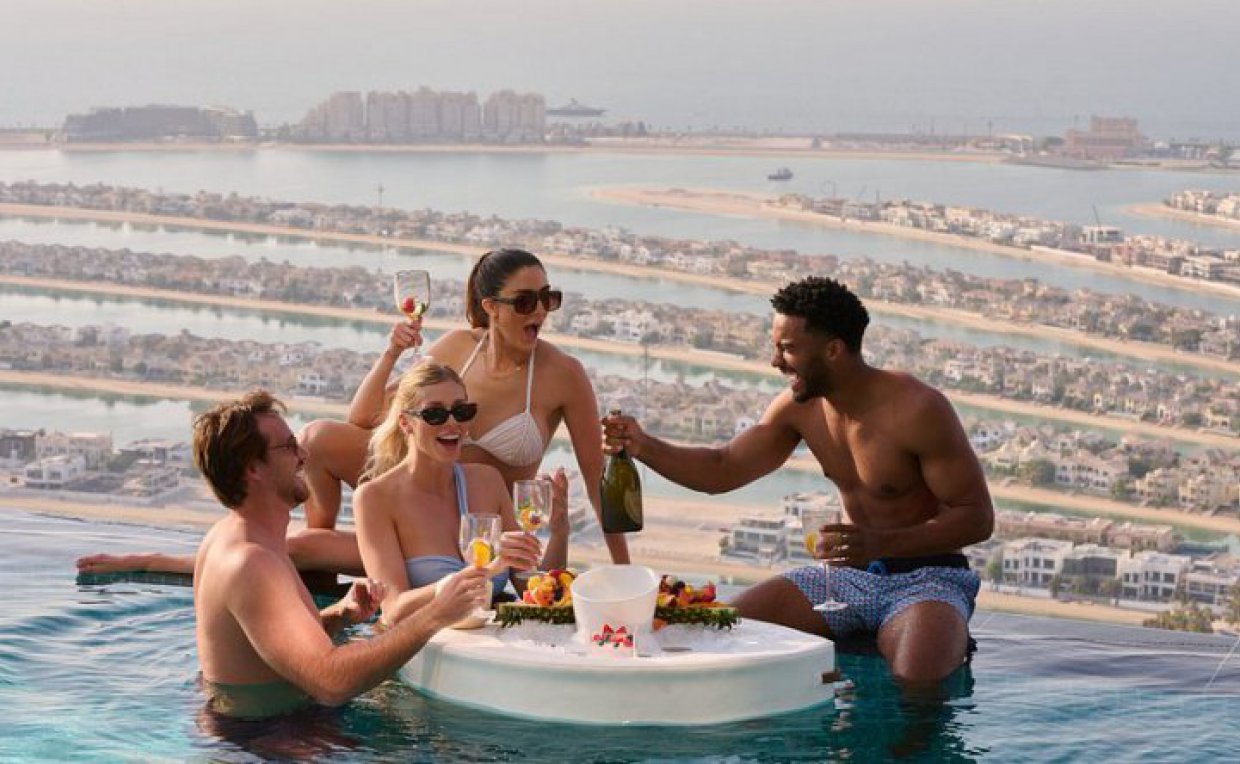 Teambuilding at the world's highest 360° infinity pool